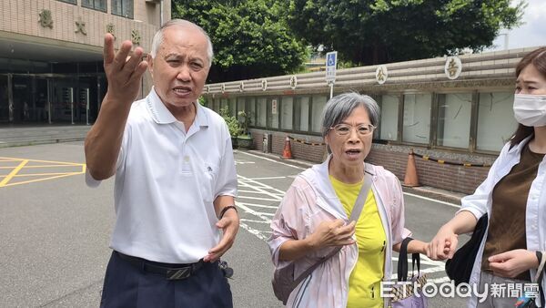 ▲▼土城殺妻案遇害姊妹（張雅惠、張雅涵，均須匿名）的父母（張龍乾、張劉秀冬，均須匿名）今8/21於新北地院辯論終結後，痛批行兇的女婿謝文雄用2名幼女當逃死的擋箭牌。（圖／記者黃哲民攝）
