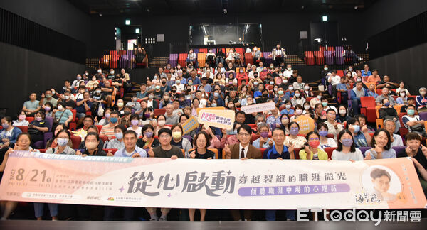 ▲知名心理學作家、Podcast主持人暨諮商心理師海苔熊在台南分享職涯轉換及人生經驗。（記者林東良翻攝，下同）