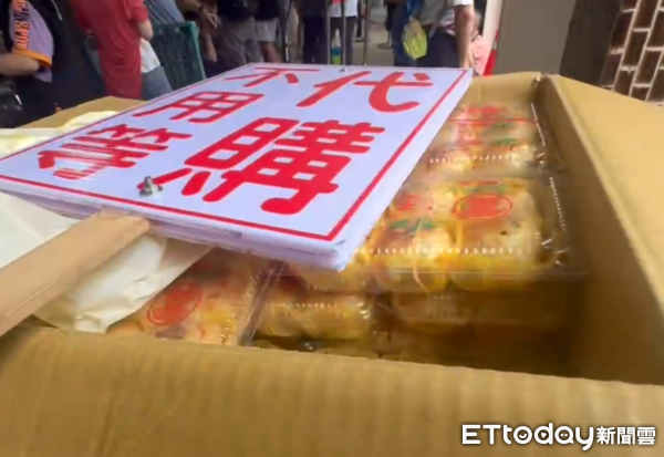 ▲不二坊蛋黃酥出現板凳排隊大軍，國中生加入代排行列。（圖／民眾提供）