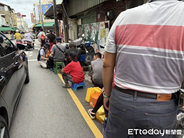 ▲不二坊蛋黃酥出現板凳排隊大軍，國中生加入代排行列。（圖／民眾提供）