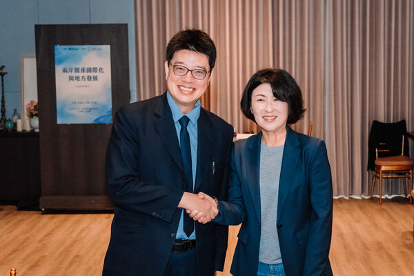跑去台東見饒慶鈴 邱垂正：海峽論壇影片「純為農民生計」
