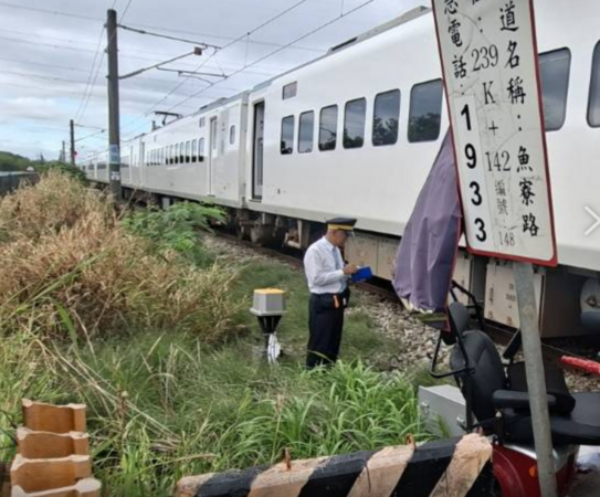 ▲中年男駕駛電動4輪車疑卡平交道遭新自強撞擊命危。（圖／民眾提供）