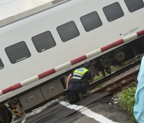 ▲中年男駕駛電動4輪車疑卡平交道遭新自強撞擊命危。（圖／民眾提供）