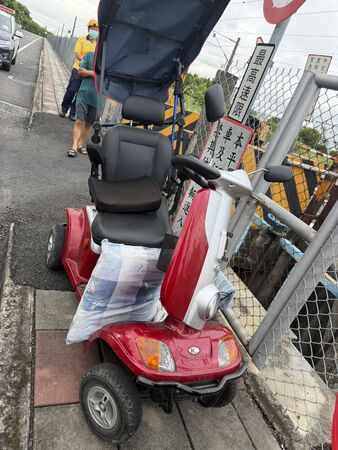 ▲中年男駕駛電動4輪車疑卡平交道遭新自強撞擊命危。（圖／民眾提供）