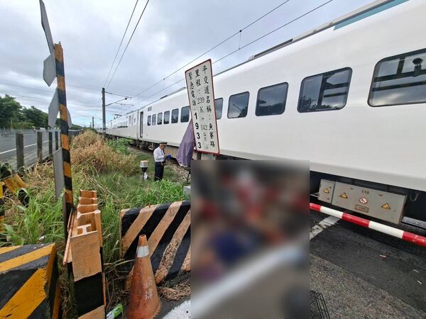 ▲中年男駕駛電動4輪車疑卡平交道遭新自強撞擊命危。（圖／民眾提供）