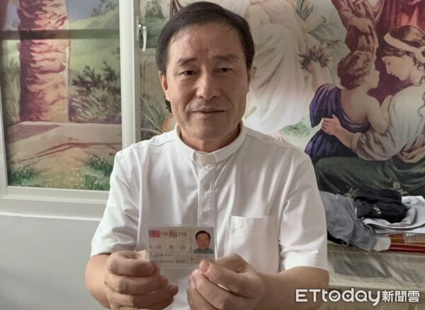 ▲徐景山拿到身分證後表示，長年居住台灣，早已深愛這片土地，感謝一路協助他的每一個人。（圖／記者游瓊華翻攝）