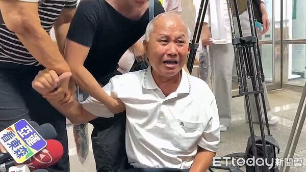 ▲▼土城殺妻案遇害張姓姊妹的父母，今8/21不滿行兇的大女婿謝文雄判處無期徒刑逃死，坐在新北地院法庭大樓痛哭大罵。（圖／記者黃哲民翻攝）