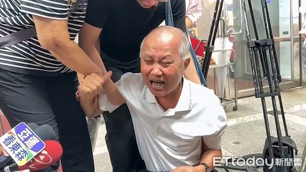 ▲▼土城殺妻案遇害張姓姊妹的父母，今8/21不滿行兇的大女婿謝文雄判處無期徒刑逃死，坐在新北地院法庭大樓痛哭大罵。（圖／記者黃哲民翻攝）