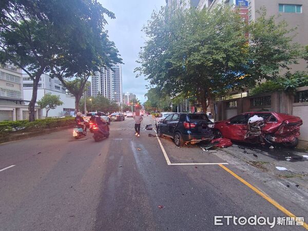 ▲▼快訊／台中法拉利街頭失控暴衝！撞爛車頭　5汽機車下班時刻挨撞。（圖／記者許權毅翻攝）