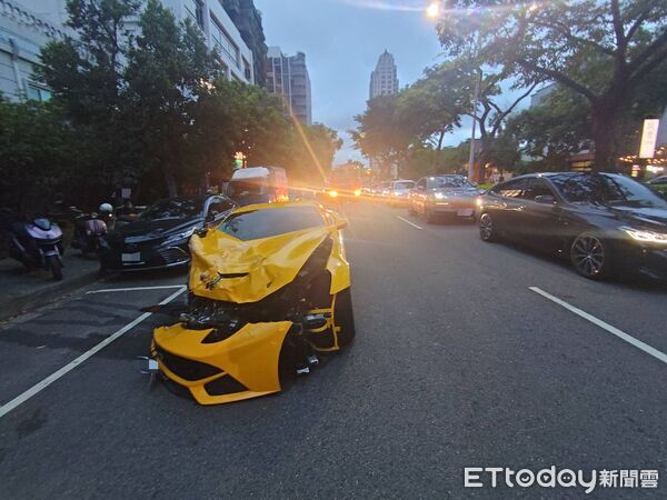 ▲▼快訊／台中法拉利街頭失控暴衝！撞爛車頭　5汽機車下班時刻挨撞。（圖／記者許權毅翻攝）