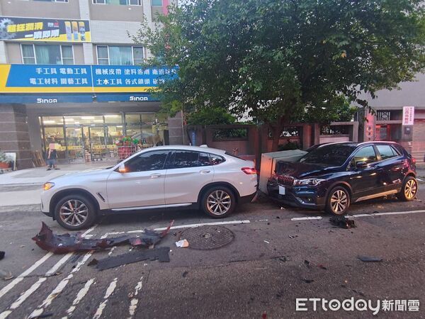 ▲▼快訊／台中法拉利街頭失控暴衝！撞爛車頭　5汽機車下班時刻挨撞。（圖／記者許權毅翻攝）