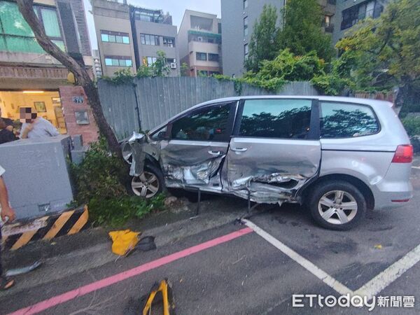 ▲▼快訊／台中法拉利街頭失控暴衝！撞爛車頭　5汽機車下班時刻挨撞。（圖／記者許權毅翻攝）
