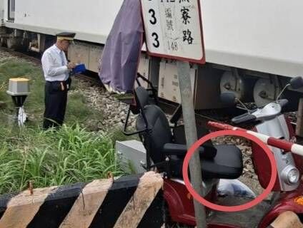 ▲86歲阿公過平交道不明原因遭火車撞擊傷重宣告不治，枕頭也掉落在機車旁。（圖／民眾提供）