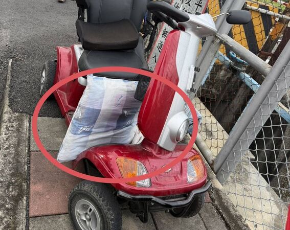 ▲86歲阿公過平交道不明原因遭火車撞擊傷重宣告不治，枕頭也掉落在機車旁。（圖／民眾提供）