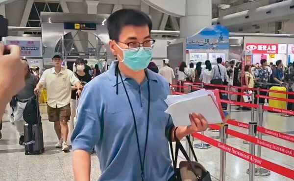 2026/08/17趙建銘17日現身高雄小港機場，與昔日獄友準備登機前往越南。（鏡新聞提供）