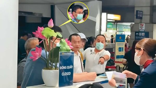 2026/08/17趙建銘友人要求記者「別再一直拍了」，陳幸妤認出此人是趙的昔日獄友，巧合的是，本刊直擊對方與趙建銘繫同款LV皮帶，且深夜訪趙，可見雙方交情深厚。（鏡新聞提供）