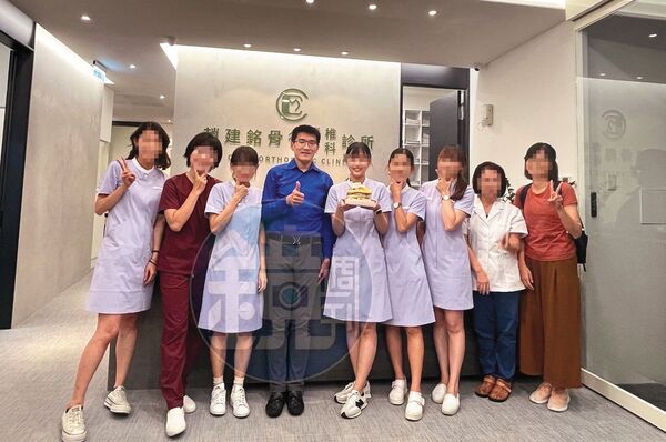 趙建銘與許芊芊慶生同框照，診所其他護理師一起合影，曾有網友說漂亮的護理師都在這裡了！畫面看來不謀而合。