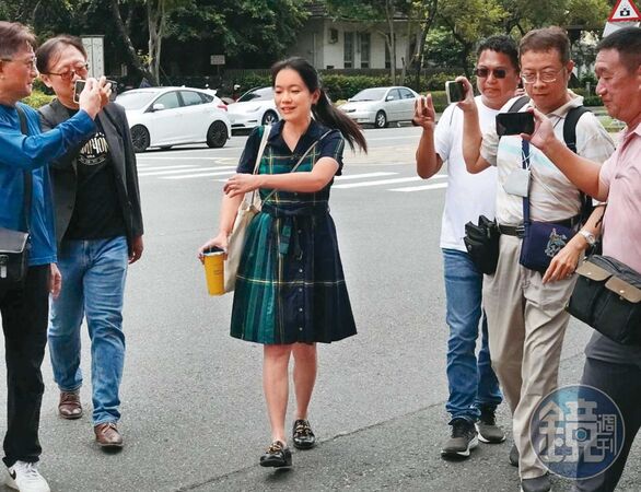 2026/08/17　09：40陳幸妤（中）大嘆在家如跟幽靈同住，再爆趙建銘利用網路分身「多線發展」。