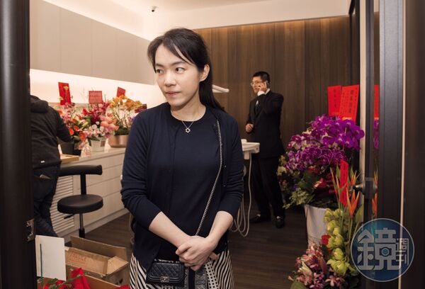 陳幸妤診所十年前開幕時喜氣洋洋，畫面中與趙建銘似乎貌合神離，陳幸妤夾在扁家和趙建銘中間，隱忍至去年六月才離婚。