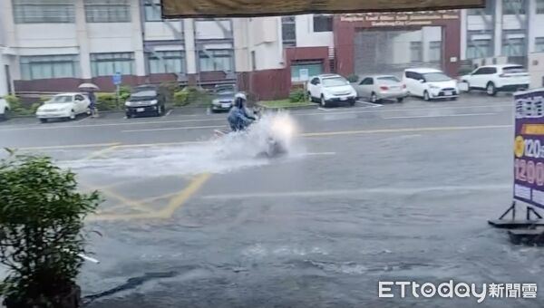 ▲高雄鼓山三路發生嚴重積水。（圖／Threads/yaorxiao授權提供）