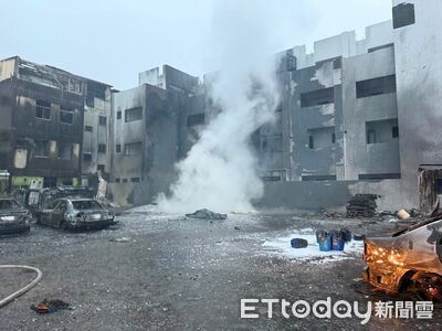 今早最新畫面曝！台南凌晨大爆炸14傷　現場滿目瘡痍車輛燒成骨架