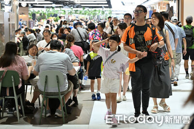 直擊／SOGO大巨蛋餐廳湧排隊潮 ！多家候位逾10組