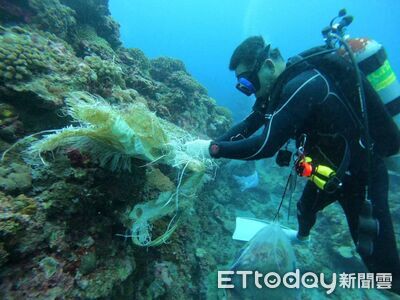 台東環保局攜手公私部門守護蘭嶼　海岸淨灘淨海清出379kg海廢