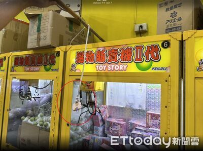 台南佳里夾娃娃機店延長線過載冒煙 機警顧客聞異味報案阻火災