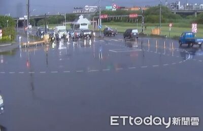 公車誤闖限高路段「慘被削頭」瞬間畫面曝 粗心司機慘挨罰
