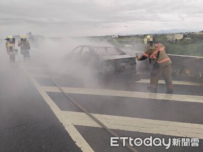 國1下營段轎車突起火烈焰吞噬車身　71歲駕駛平安脫困