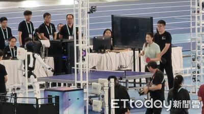 影/丁寧對戰機器人「漏接幾球」讚未來可期 釋小龍教學機器人迴旋踢