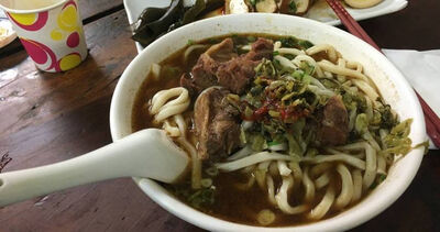 一碗麵害他差點洗腎！醫揭「5大傷腎」午餐　水餃、炸排骨上榜
