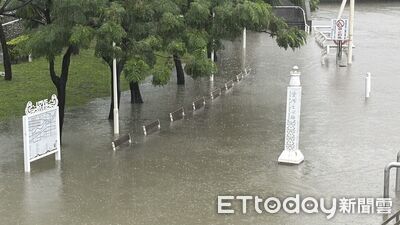 豪雨炸南台灣！高雄「愛河之心」環河步道被淹沒　水深及腰畫面曝