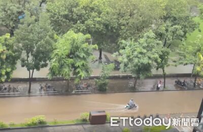 快訊/汪洋一片!楠梓馬路淹成河 騎士硬過變「水上摩托車」