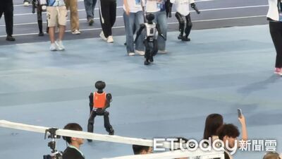 影/外國小機器人哭哭「隊友去哪兒?」 陸機器人田徑跳高再破紀錄