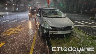 左營轎車衝上分隔島 駕駛不見人影!警調監視器追查
