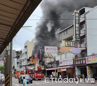 快訊/台中金紙店全面燃燒黑煙狂竄!延燒隔壁民宅消防急灌救