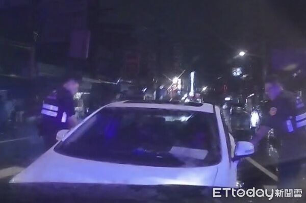 ▲▼查獲毒駕男逆向碰撞巡邏車，員警衝下喝令駕駛張男下車受檢，經經實施唾液毒品快篩呈陽性。（圖／平鎮警分局提供）