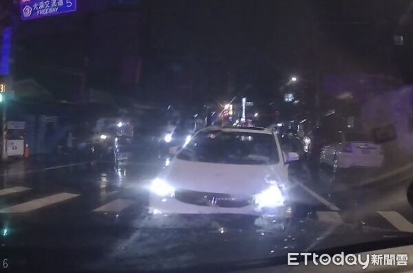 ▲▼查獲毒駕男逆向碰撞巡邏車，員警衝下喝令駕駛張男下車受檢，經經實施唾液毒品快篩呈陽性。（圖／平鎮警分局提供）