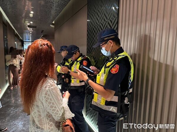 ▲桃園警分局執行「雷霆除暴專案」，針對轄內酒店、KTV等治安顧慮場所實施臨檢。（圖／桃園警分局提供）