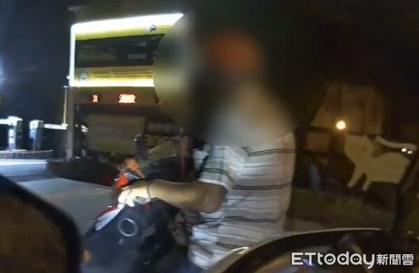 ▲▼查獲吳男騎未懸掛號牌機車，經實施毒品唾液快篩，結果呈陽性反應。（圖／桃園警分局提供）