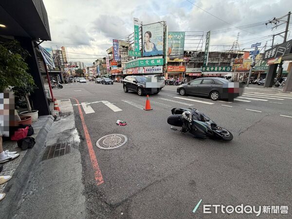 ▲▼台中2輛機車路口擦撞，1人倒地滑行，1人翻滾彈跳起身。（圖／民眾提供，下同）