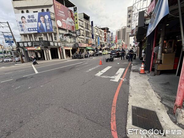▲▼台中2輛機車路口擦撞，1人倒地滑行，1人翻滾彈跳起身。（圖／民眾提供，下同）