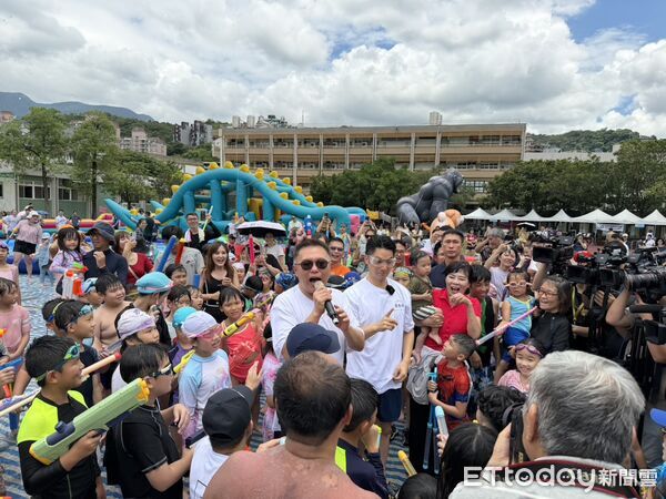 ▲▼台北市長蔣萬安出席北投士林議員張斯綱舉辦的「夏日勁涼派對」活動。（圖／記者陳家祥攝）