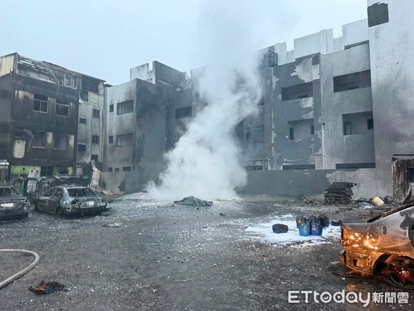 今早最新畫面曝！台南凌晨大爆炸14傷 現場滿目瘡痍車輛燒成骨架