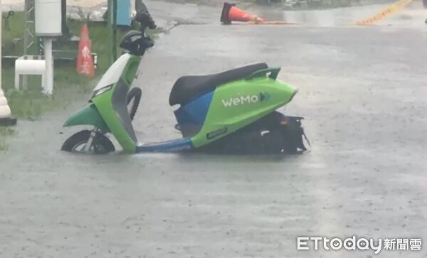 ▲▼高雄灌豪雨彈，馬路出現土虱。（圖／民眾提供）