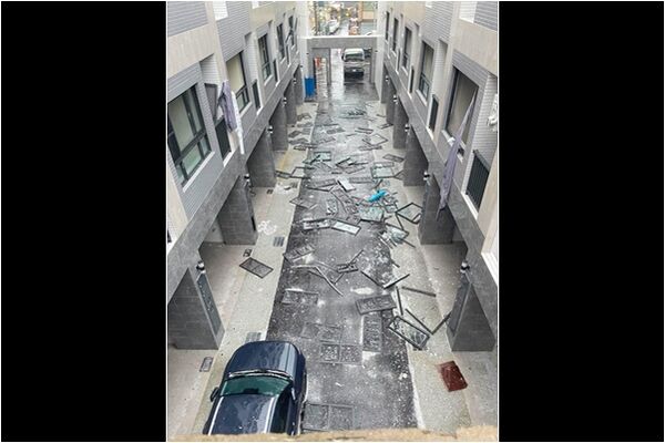 ▲▼台南大爆炸，鄰近新建案玻璃窗戶震碎一地。（圖／翻攝臉書「台南式 Tainan Style」）