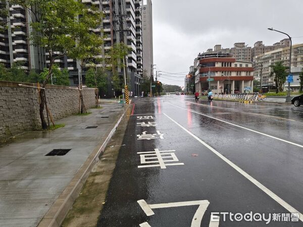 馬路秒成水樂園土虱遛街！高雄豪雨彈灌爆多區 水利局說話了