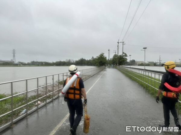▲▼      強降雨襲台南！三爺溪水位暴漲傳民眾溺水       。（圖／記者林東良翻攝）