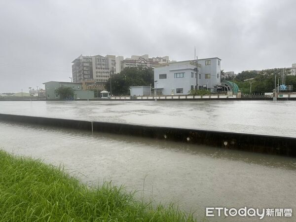 ▲▼      強降雨襲台南！三爺溪水位暴漲傳民眾溺水       。（圖／記者林東良翻攝）